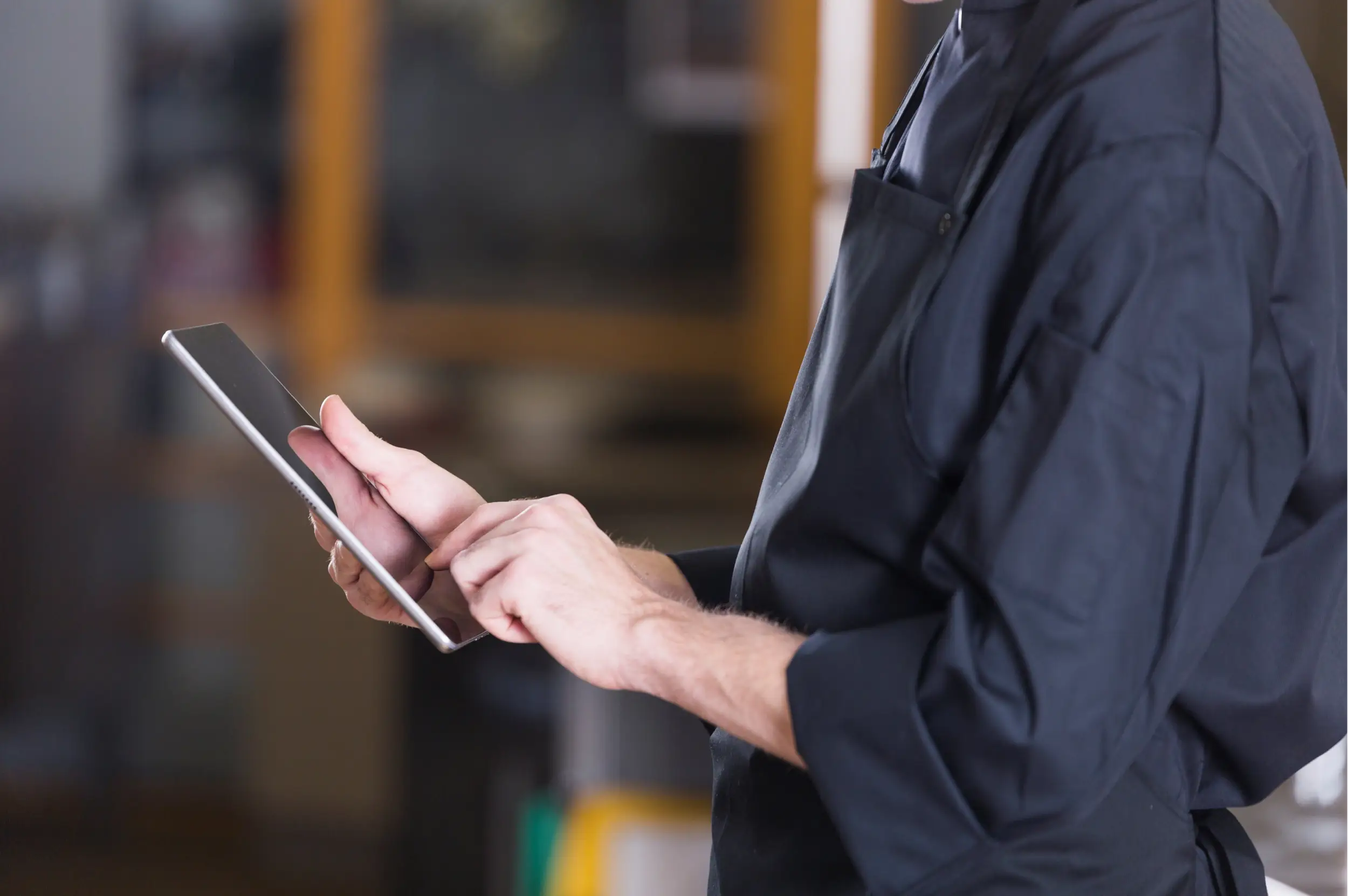 Operator using a business application on a tablet on the shop floor