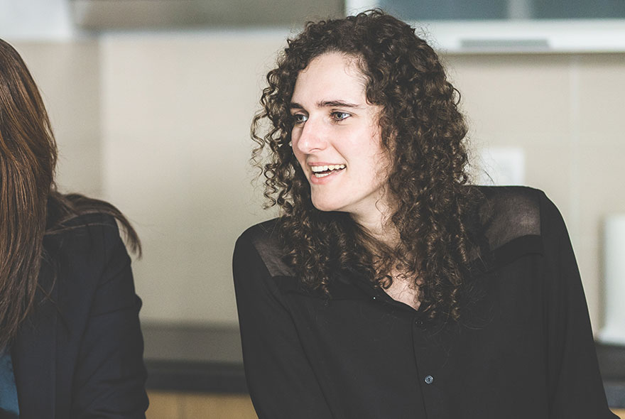 Ipanova consultant talking with a client during a DIAS method workshop